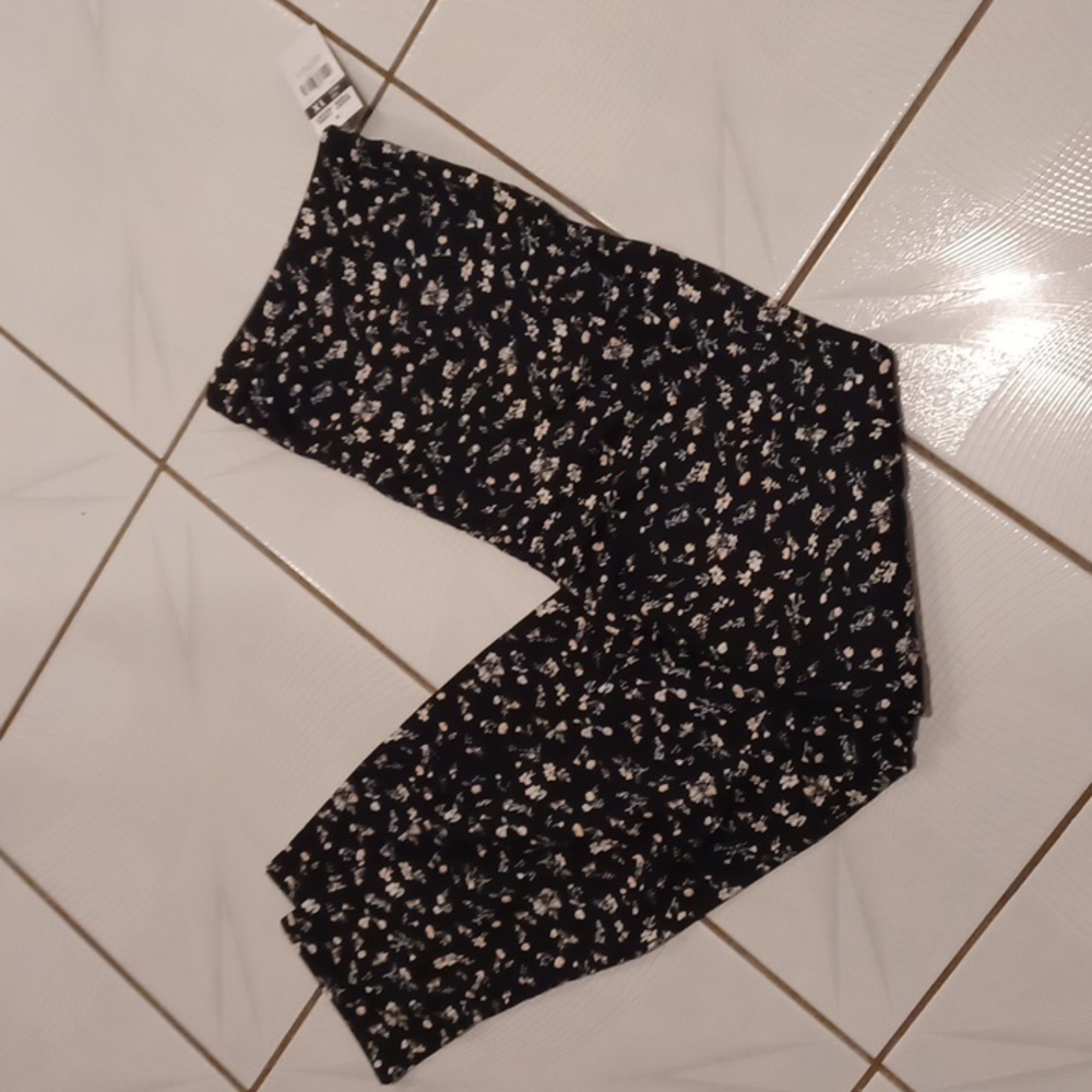 4/$60 New Chic Black Floral Leggings - Size 1X